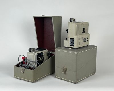 deux boîtes contenant chacune une caméra
