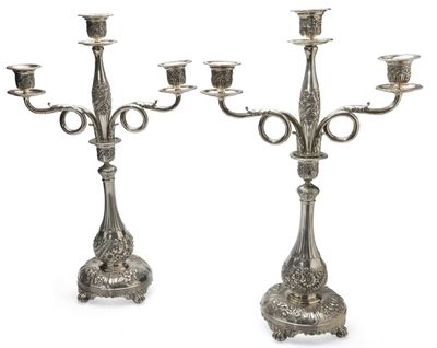 une paire de chandeliers plaqués argent sur pied