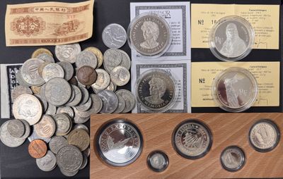 une table sur laquelle sont posées de nombreuses pièces de monnaie