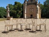 quatre chaises et une table devant un bâtiment