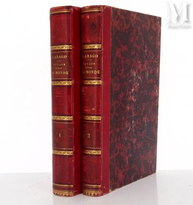 deux livres posés sur une table