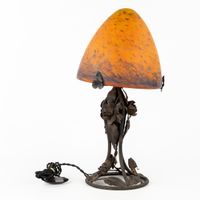Une lampe de table en fer forgé avec un abat-jour « Obus » e… (photo 5)