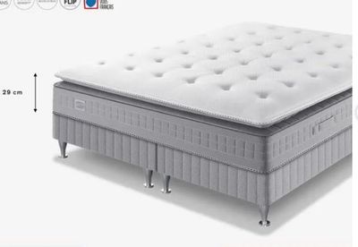 un gros plan d'un matelas sur fond blanc, avec ses dimensions
