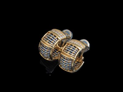 une paire de boutons de manchette en or et diamants