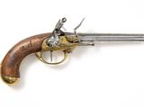 un vieux revolver avec un canon en bois et des garnitures en laiton