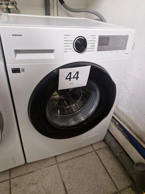 une machine à laver sur laquelle figure un numéro à l'avant