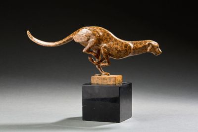 une sculpture en bronze représentant un guépard, posée sur un socle en marbre