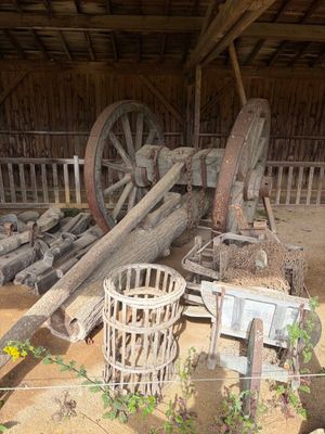 un tas de bois et une roue dans une grange