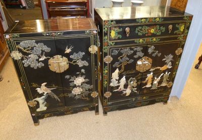 deux armoires peintes en noir et or, ornées de fleurs et d'oiseaux