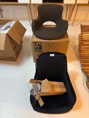 de nombreux cartons et chaises dans une pièce où il y a des cartons par terre