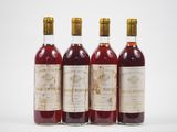 trois bouteilles de vin posées les unes à côté des autres sur une surface blanche