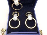 un gros plan sur un collier et des boucles d'oreilles dans un écrin