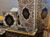des accessoires de salle de bains posés sur une table dans une pièce équipée d'un miroir