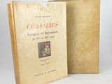 deux livres posés l'un à côté de l'autre sur une surface blanche
