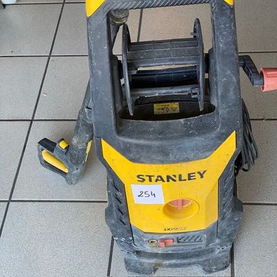 une machine posée sur le sol de la pièce