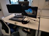 un bureau équipé de deux écrans et d'un clavier