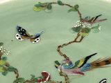 une assiette décorée d'oiseaux et de fleurs