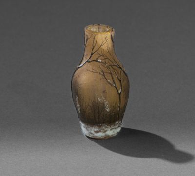 un vase marron orné d'un arbre, posé sur une table