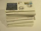 une pile de cartes postales posée sur une table