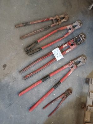 un grand nombre d'outils posés à même le sol