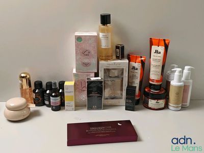 de nombreux types de produits de soins de la peau exposés sur une table