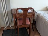 un lit et un bureau dans une petite pièce