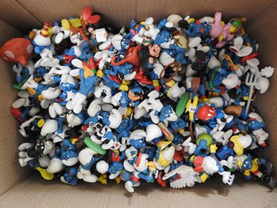 une boîte en carton remplie d'une multitude de petits jouets