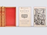 trois livres sont alignés les uns à côté des autres sur un fond bleu