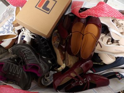 un panier rempli de chaussures et une boîte posée sur une table