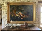 un tableau accroché au mur au-dessus d'une table dans une pièce