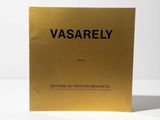 une carte dorée sur laquelle est inscrit le mot « Vasarly »