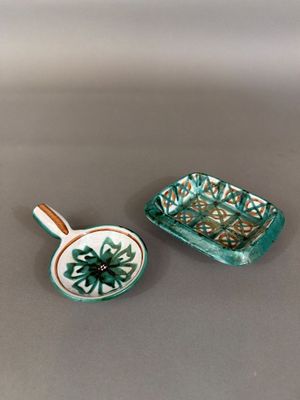 deux pièces de poterie verte et blanche posées sur une table