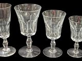 trois verres à pied en verre transparent posés les uns à côté des autres sur une surface noire