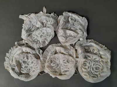 cinq sacs de fleurs blanches posés sur une table