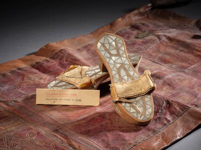 une paire de chaussures posée sur un morceau de tissu