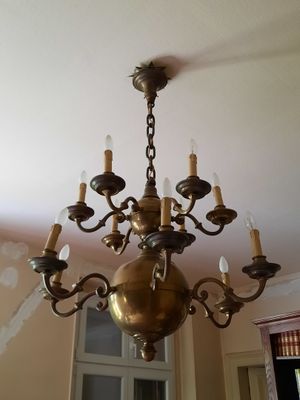 un lustre suspendu au plafond d'une pièce
