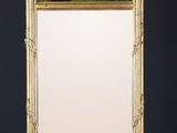 l'image d'un miroir avec une peinture au dos de celui-ci