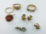 six paires de bagues en or et une bague sertie d'une pierre rouge