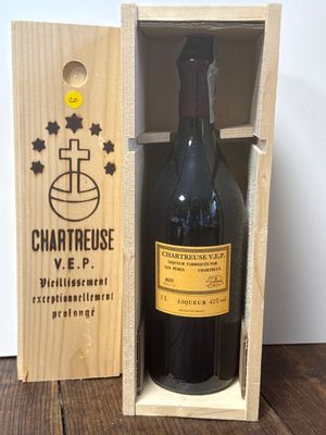 une bouteille de vin dans un coffret en bois sur une table