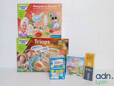 beaucoup de jouets et de livres pour enfants sur la table