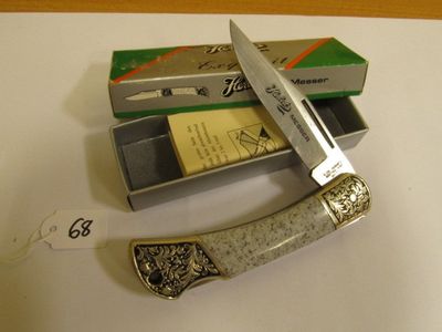 un couteau posé sur une boîte