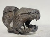 une sculpture représentant un poisson la bouche ouverte