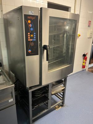 un four professionnel dans une cuisine professionnelle au sol bleu