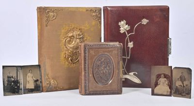 beaucoup de vieux livres posés sur une table