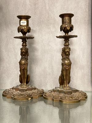 deux bougies posées sur une table en verre