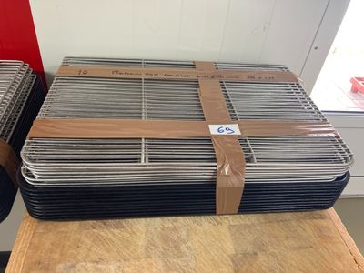 plusieurs piles de plaques métalliques sont empilées les unes sur les autres