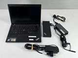 un ordinateur portable posé à côté d'un chargeur et d'un chargeur