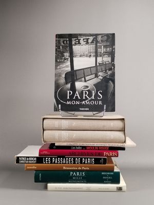 plusieurs livres sont empilés sur une table