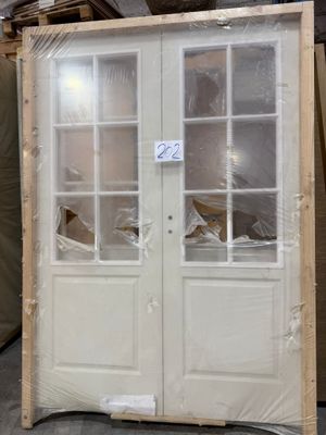deux portes blanches au milieu d'une pièce