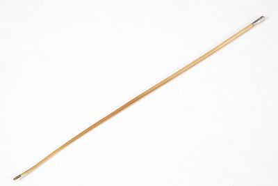 une image représentant un bâton en bois muni d'un manche en bois, sur fond blanc